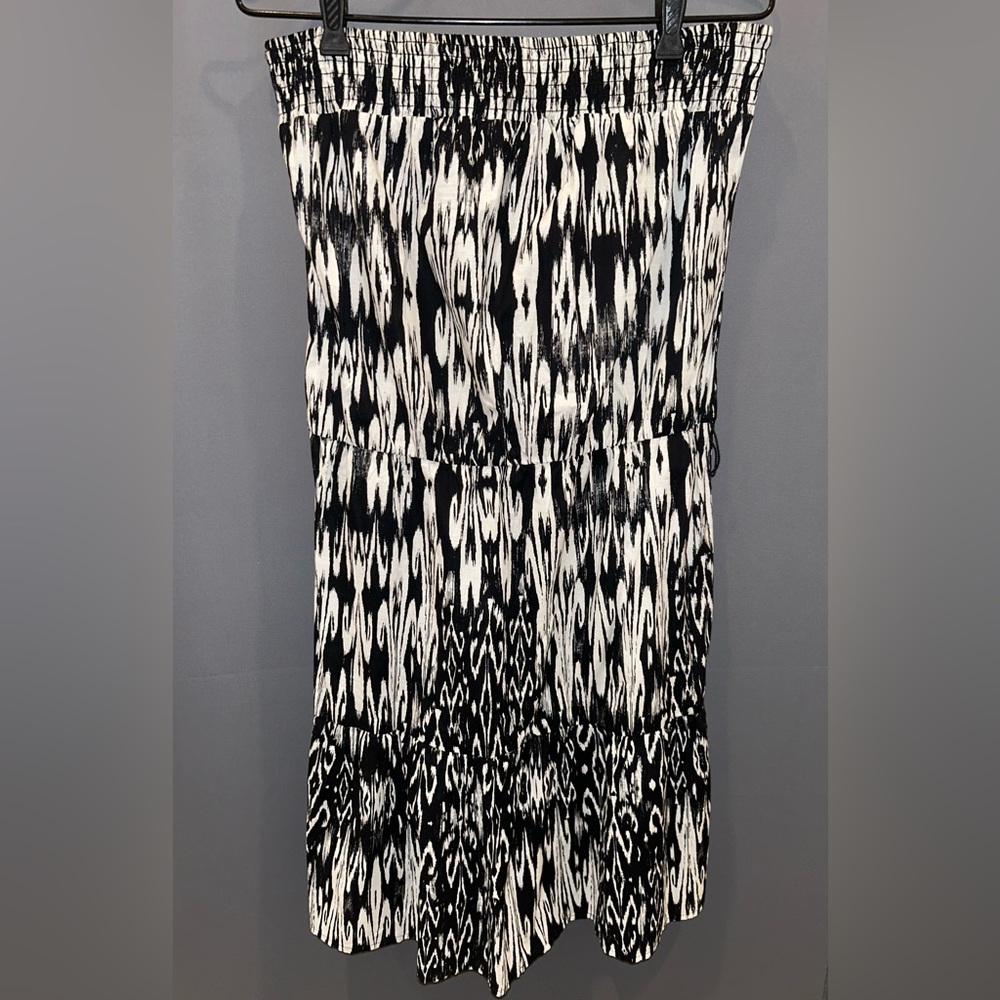 BCX Black and White Pleated Strapless Midi Dress